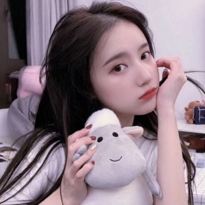 梁田小姐姐夏日美照来袭,穿一身白裙黑发带点缀,浪漫又唯美